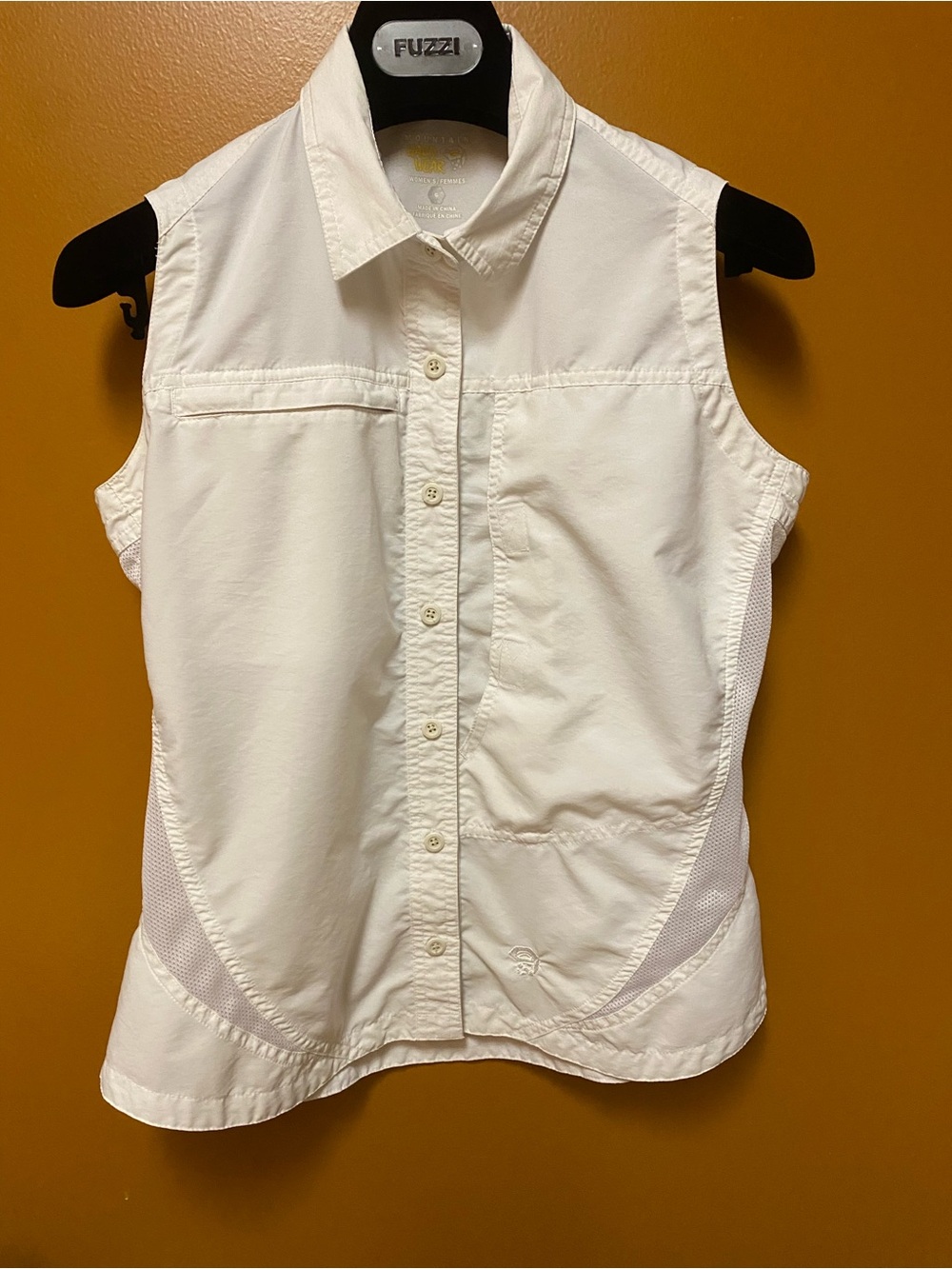Mountain Hardware Women's Sleeveless Button-Down Top in White. Size Small.